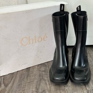 Chloé Betty Rain Boots

Dimensions: Heel: 5cm

100% Rubber